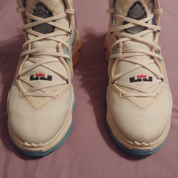 Lebron 19 - Picture 2 of 5